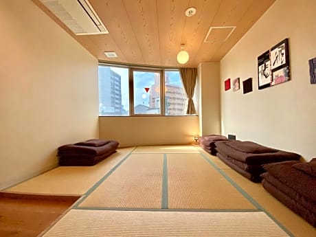 Japanese-Style Family Room (6 Adults)