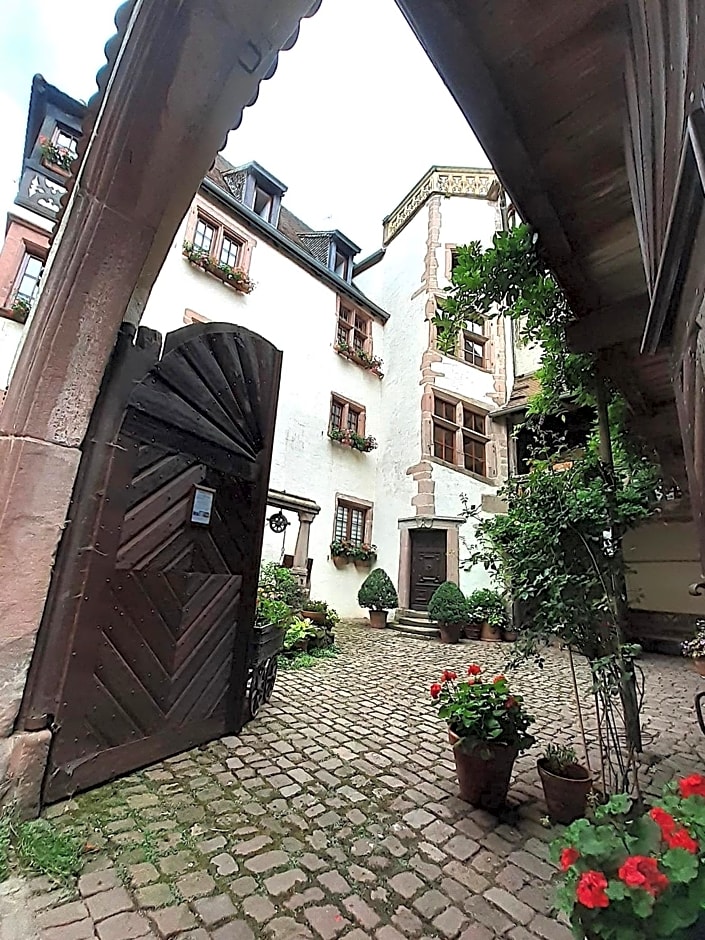 ADRIHOF à Riquewihr, Cour de l'Abbaye d'Autrey