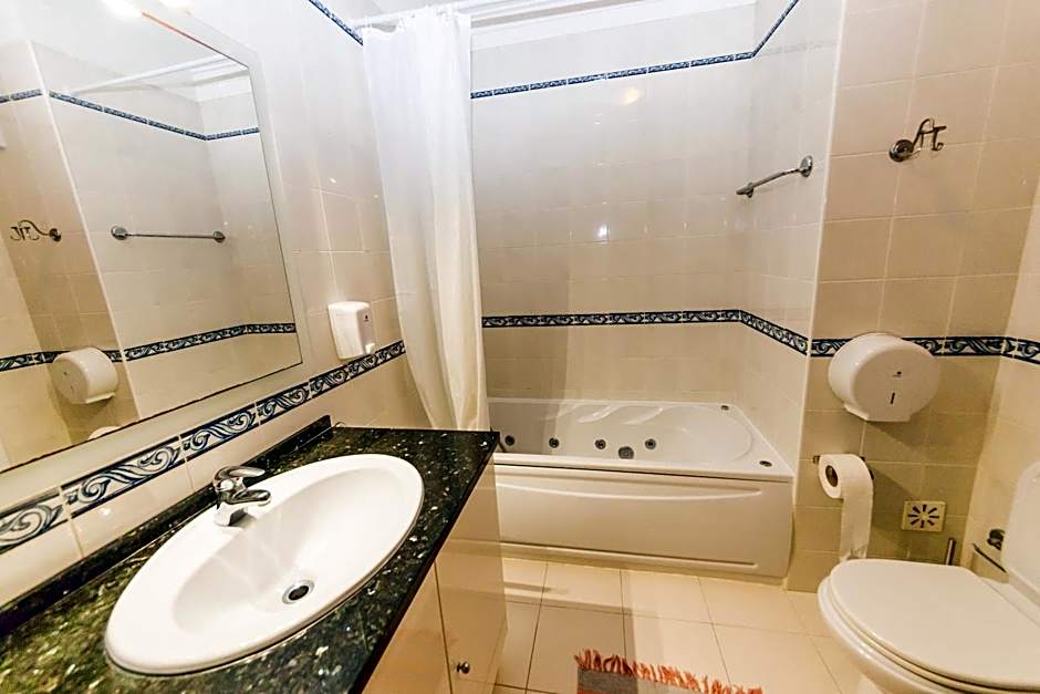 Ericeira Chill Hill Hostel & Private Rooms