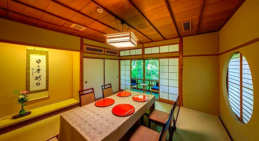 Nara Kasugaokuyama Tsukihitei