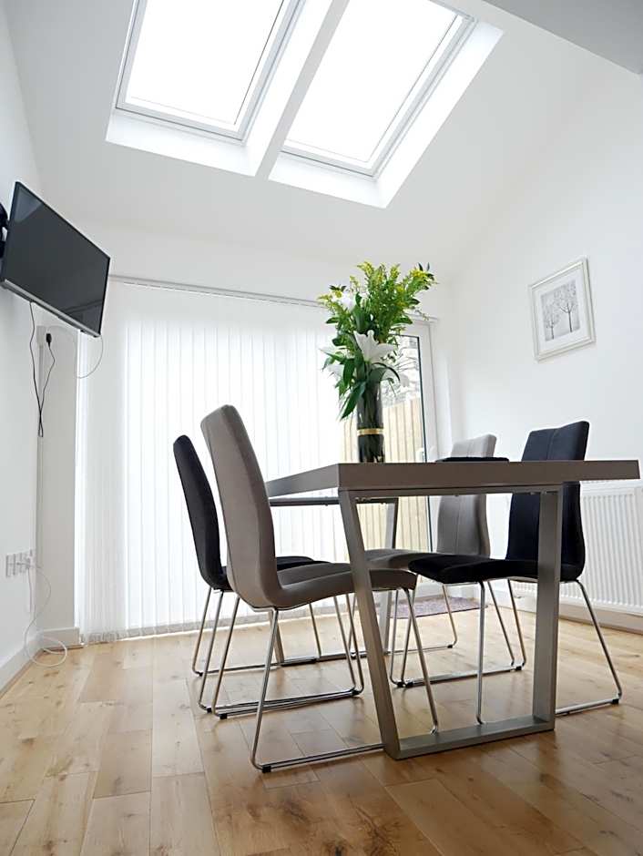 The Courtyard, 4 - Bed, Sleeps 6, Pets Welcome