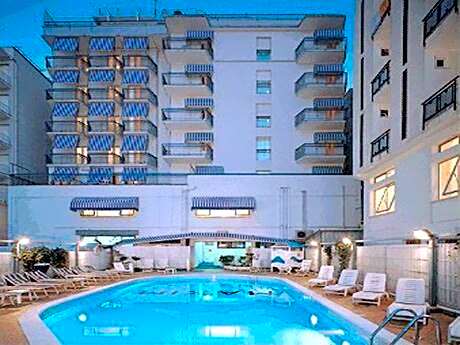 Hotel ARENA con Piscina