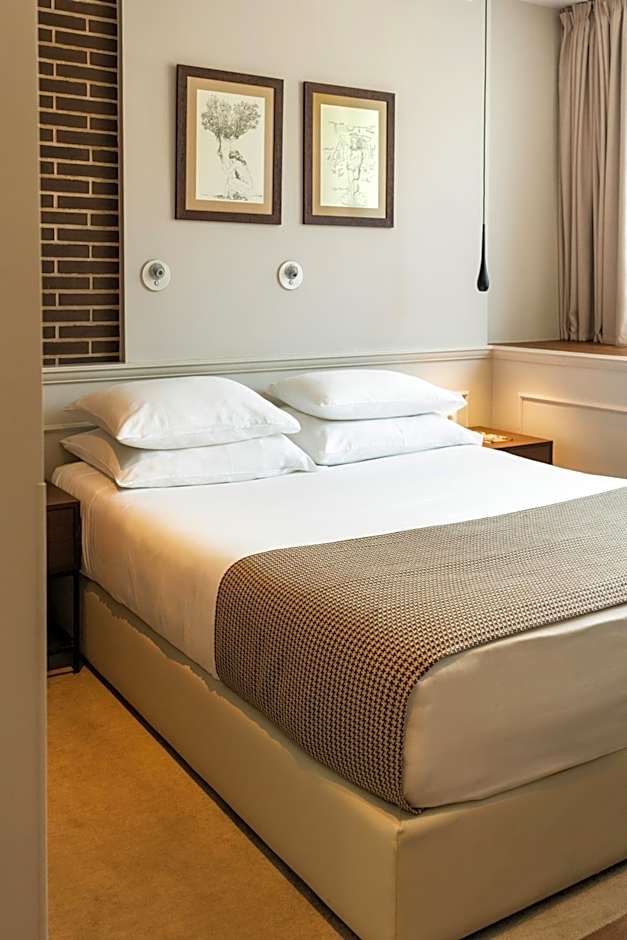 Envoy Hotel