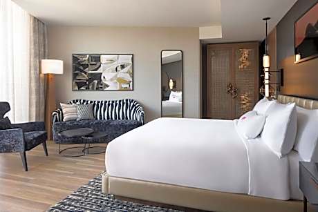 King Studio Suite with Balcony - Mountain View