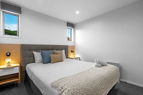 Deluxe Three-Bedroom Apartment