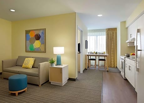 One Bedroom Suite - Queen - Mobility Accessible - Tub