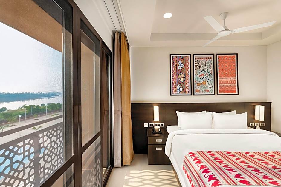 Photo 1 of 5 of Superior 1 King Bed, River View