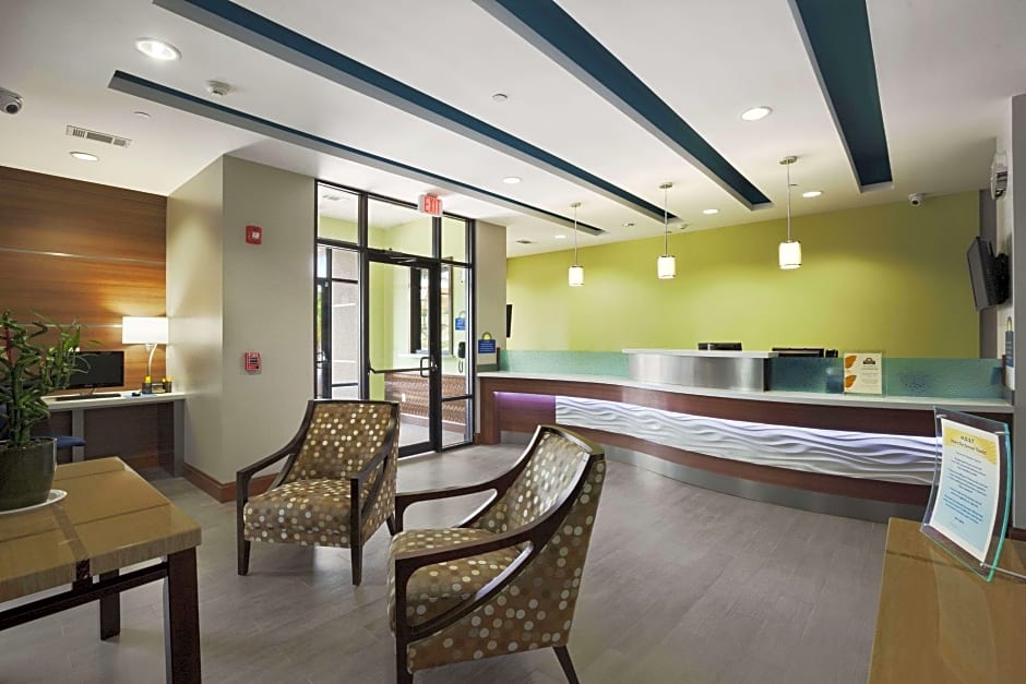 Days Inn & Suites by Wyndham Houston North-Spring