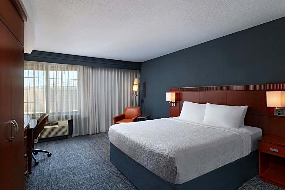 Courtyard by Marriott Omaha Aksarben Village