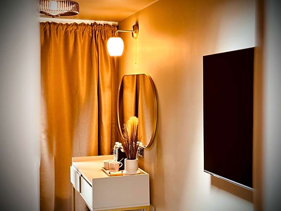 ROOMS AT THE QUAYSIDE - stylish en-suite rooms on Poole Quay all fully refurbed