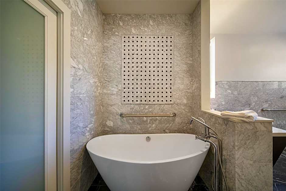 Best Western Plus Palm Court Hotel