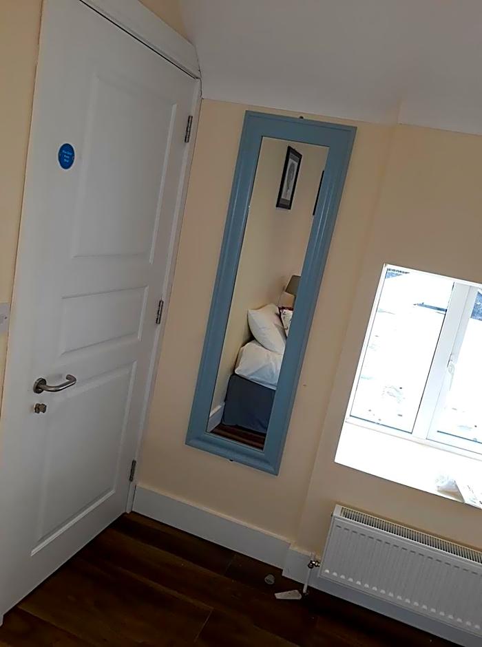 Ridge-Rock Accommodation