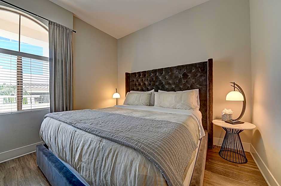 Penthouse One Bedroom Garden View Condo by UCLA