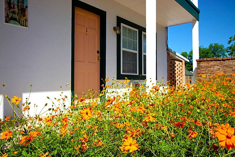 Peach Tree Inn & Suites