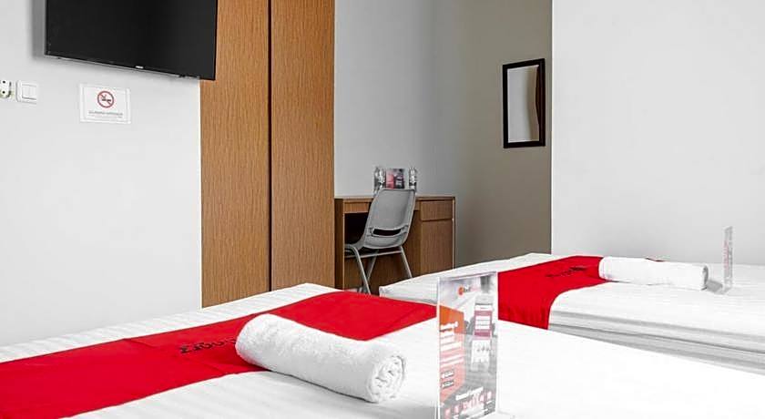 RedDoorz near Siloam Karawaci 3