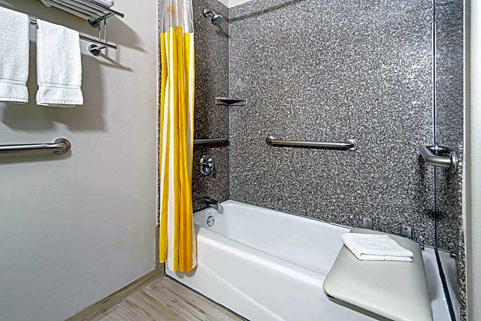 La Quinta Inn & Suites by Wyndham Mercedes Outlet Mall