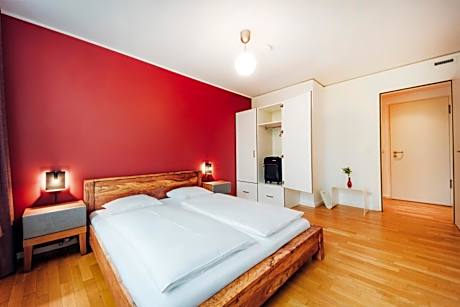 Apartment L - King bed and separate bedroom