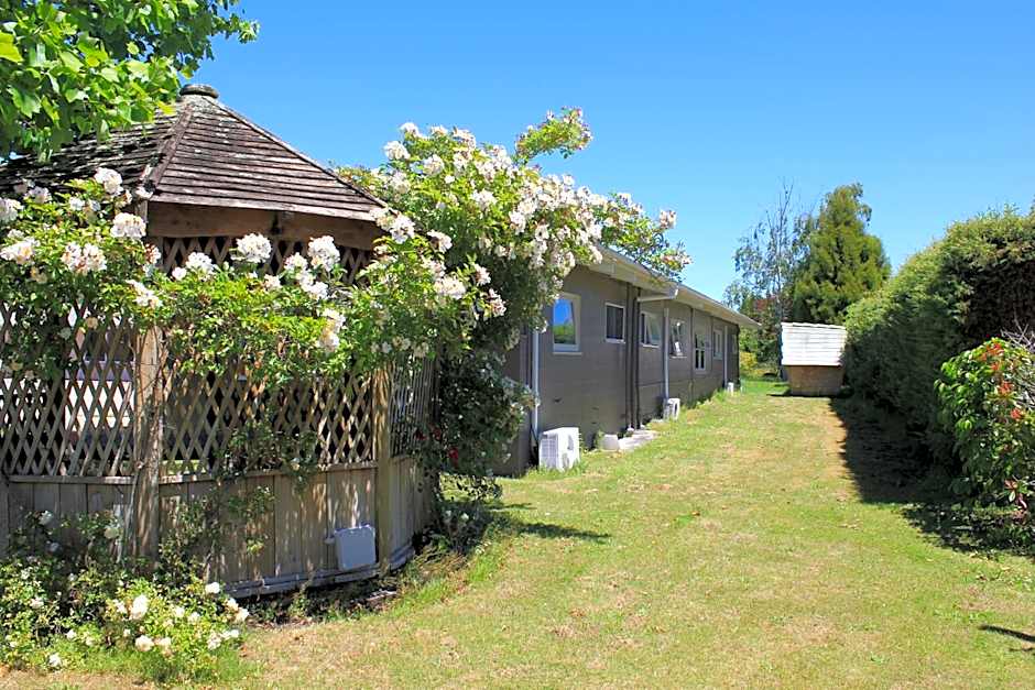 Jack & Di's Waiteti Lakefront Motel