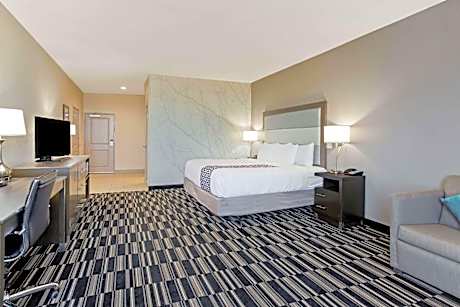 King Room with Roll-In Shower - Mobility/Hearing Accessible - Non-Smoking