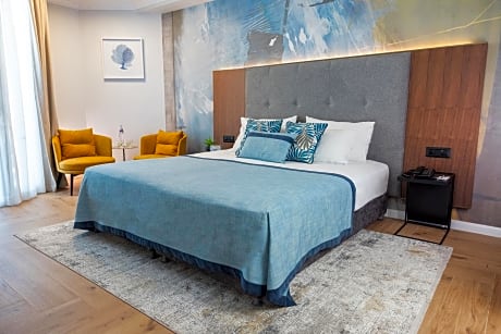 Suite with Lake View