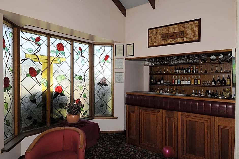 McNevins Warwick Motel