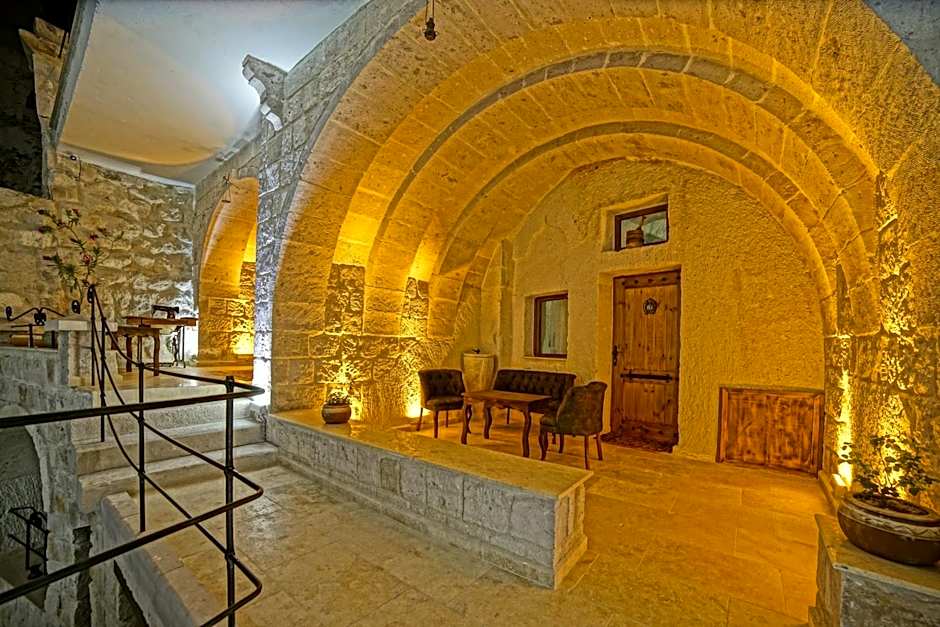 Risus Cave Suites