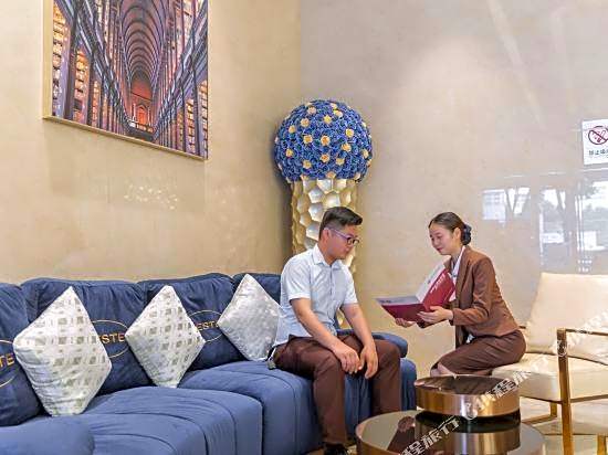 Yeste International Hotel (Helong Store)