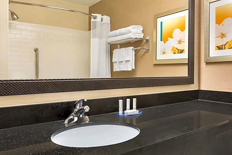 Fairfield Inn & Suites by Marriott Toledo Maumee