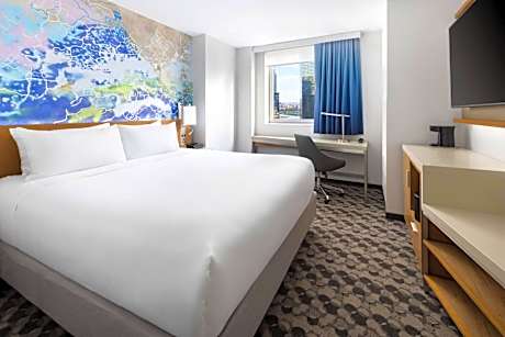 1 King River View, Larger Guest room, 1 King, River view