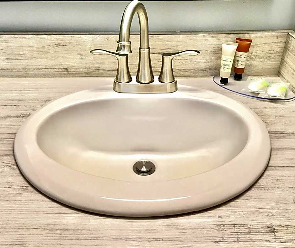 Empire Lakeshore Inn