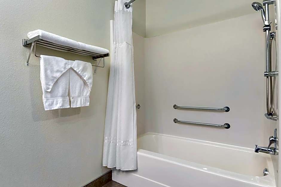 Days Inn by Wyndham Levis