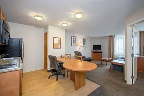 One-Bedroom Queen Suite