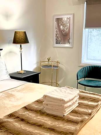 Deluxe Queen Room with Shared Bathroom