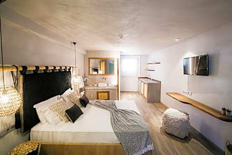 Deluxe Studio Semi-basement