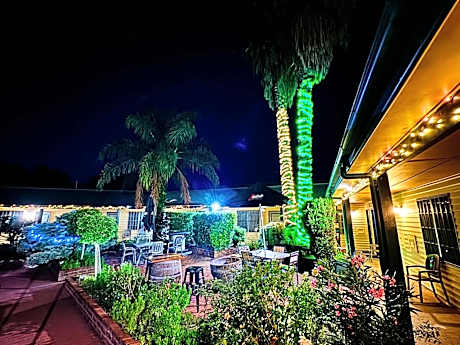 Ten Dollar Town Motel