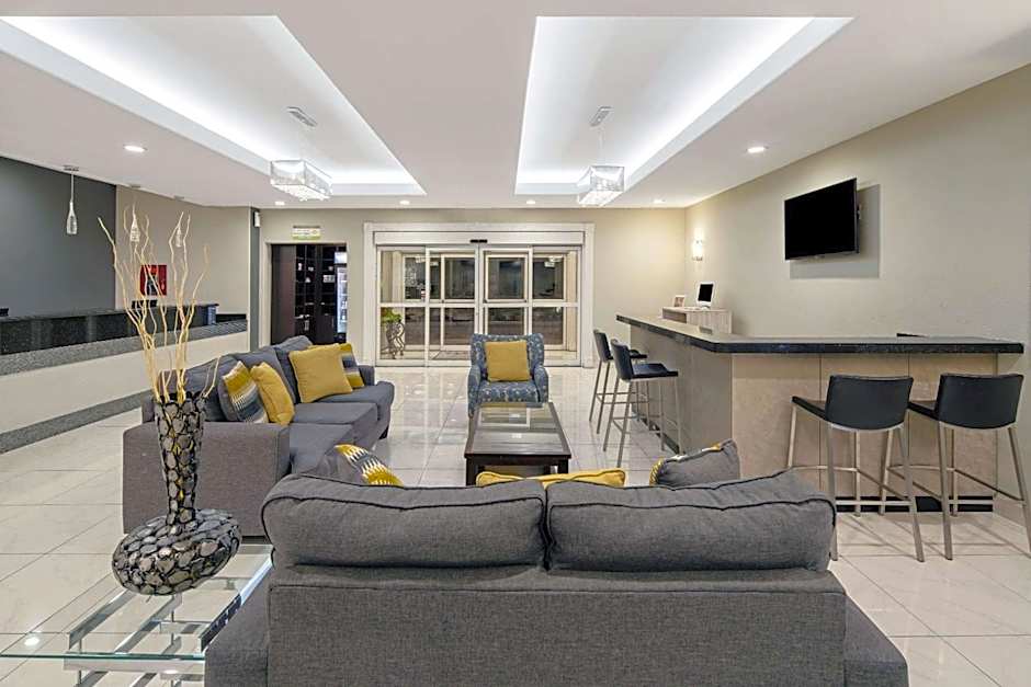 La Quinta Inn & Suites by Wyndham Mercedes Outlet Mall