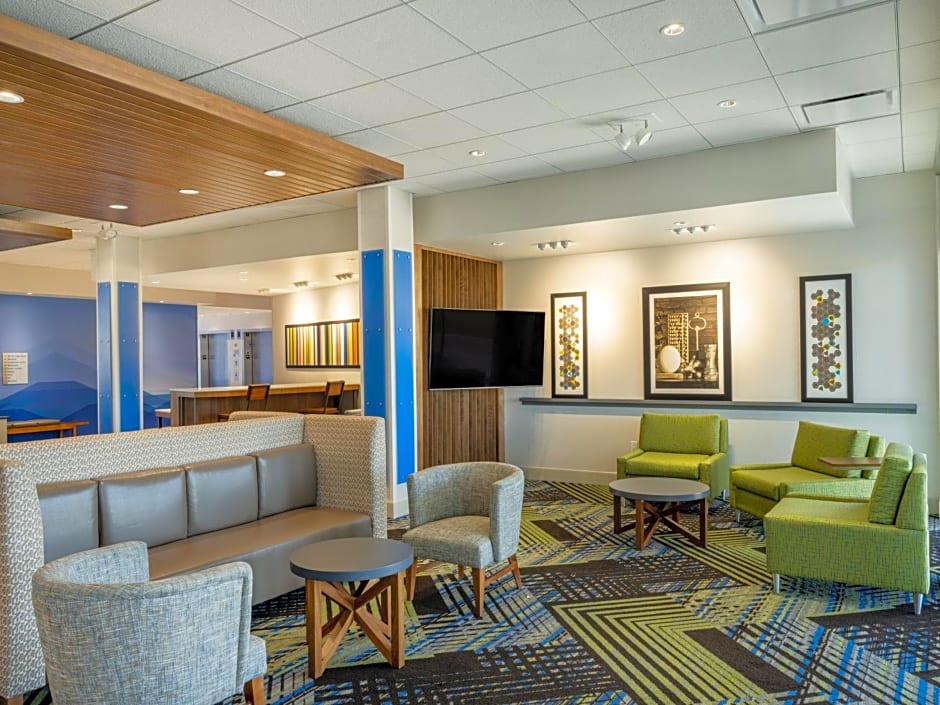 Holiday Inn Express & Suites Watertown By IHG