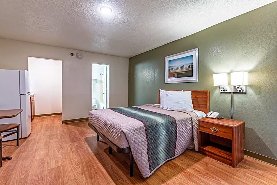 HomeTowne Studios by Red Roof Atlanta - Norcross Downtown