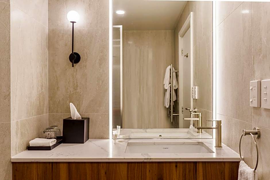 Parkside Hotel & Apartments