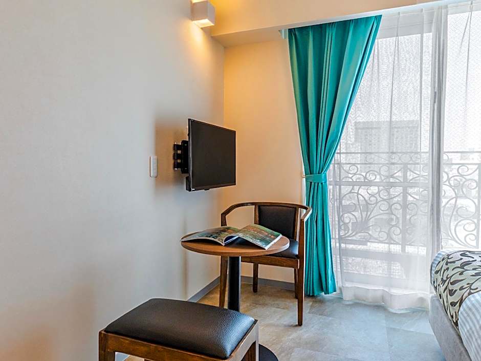 MrKINJO Miki24 in front of Makishi Station