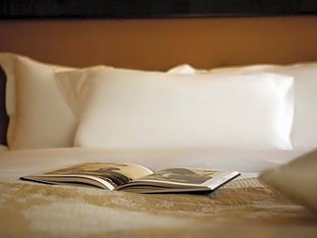 Classic Queen Room with Courtyard View