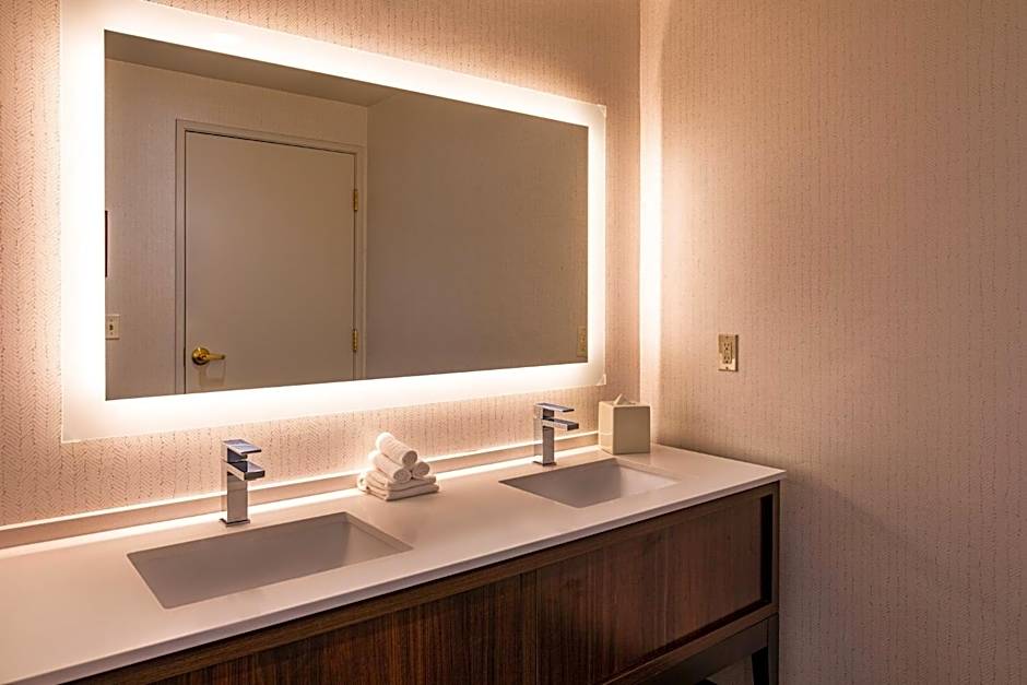 Holiday Inn & Suites Oakland - Airport by IHG