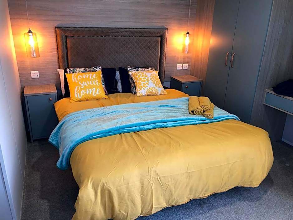 Delightful 2-bed static set in a peaceful village