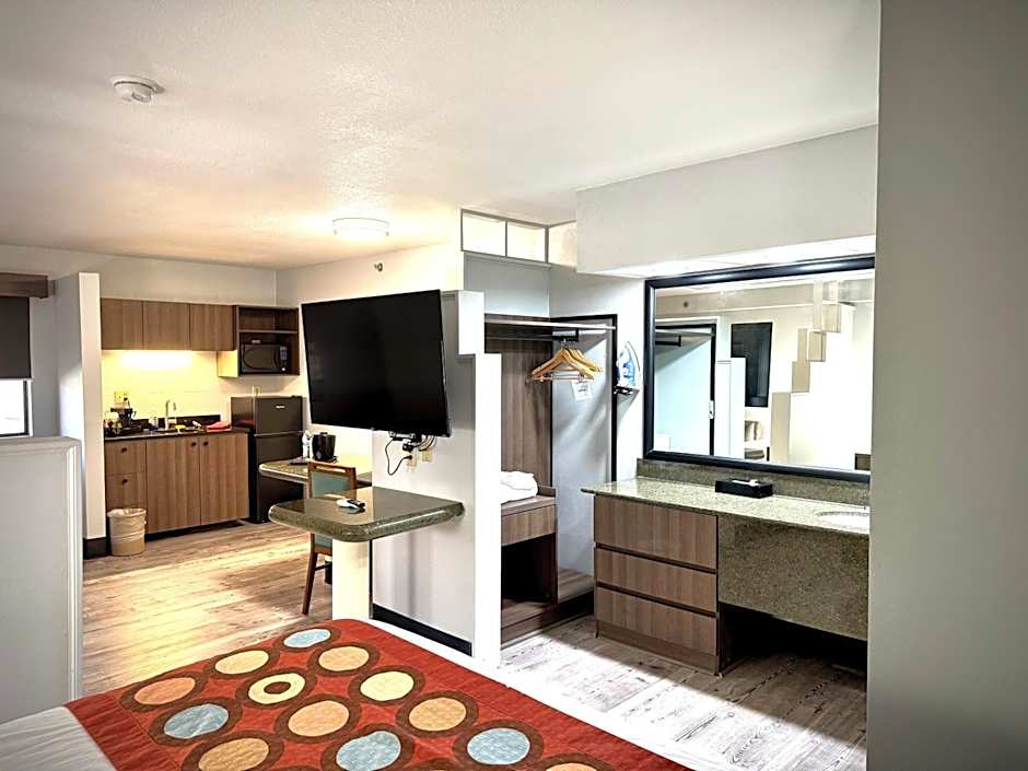 Super 8 by Wyndham Clovis