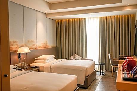 Club Twin, Club Lounge Access, Guest room, 2 Twin/Single Beds - INR 1000 F&B Credit, 1+1 on Selected Beverages (Happy Hours 17:00 -19:00 Hrs)