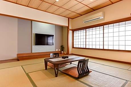 Quadruple Room with Private Bathroom