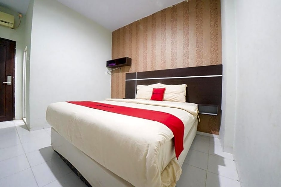 RedDoorz Plus At Lucky Inn Hotel Panakkukang