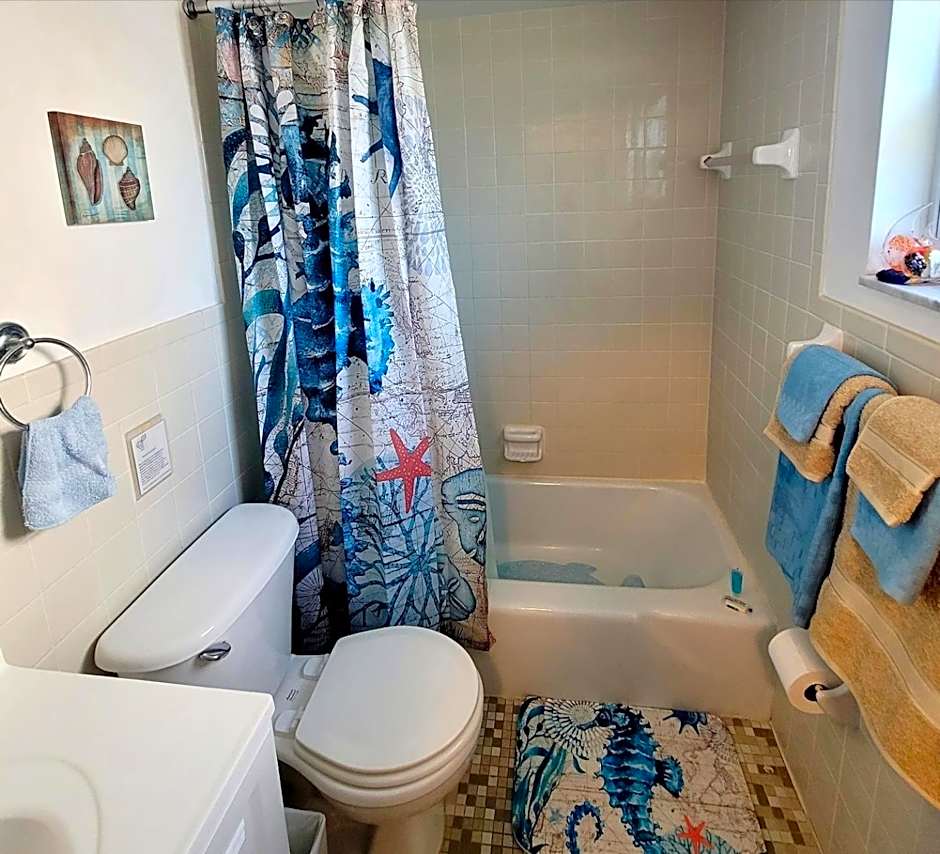 Searenity, Waterside studio in the heart of Treasure Island, walk to beach