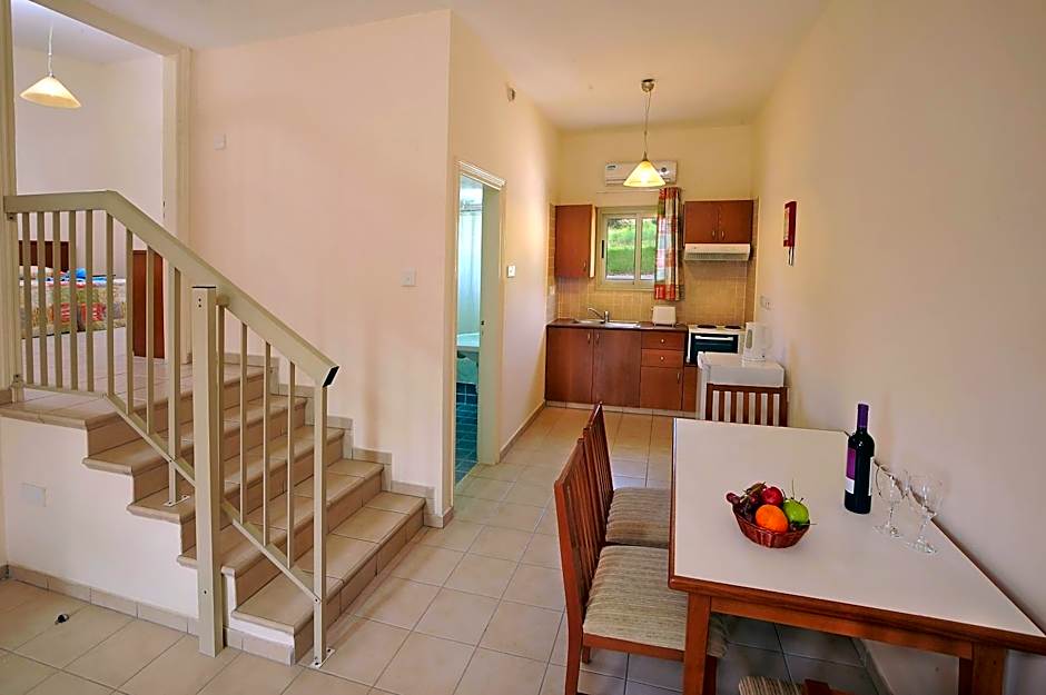 Nissiana Hotel & Bungalows