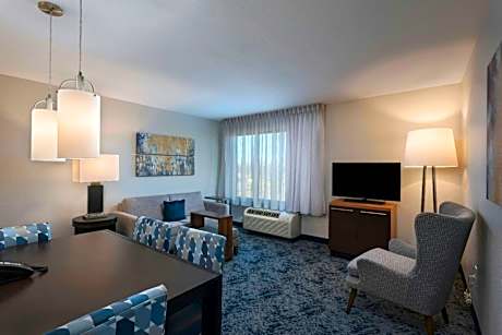 2 Bedroom Suite, Bedroom 1: 1 Queen, Bedroom 2: 1 Queen, Sofa bed